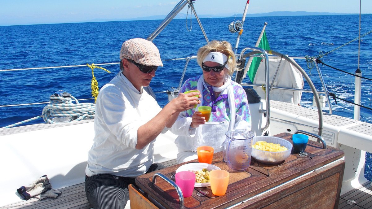 Almuerza en una hermosa playa de las islas Toscanas
