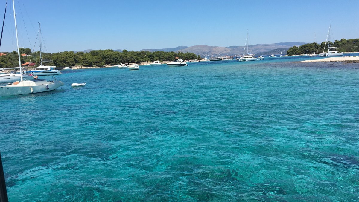 Vuela a través del cielo azul de Croacia en un velero