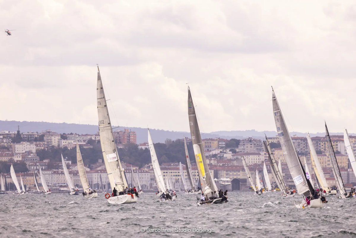 Vista aerea della regata Barcolana nel Mar Mediterraneo