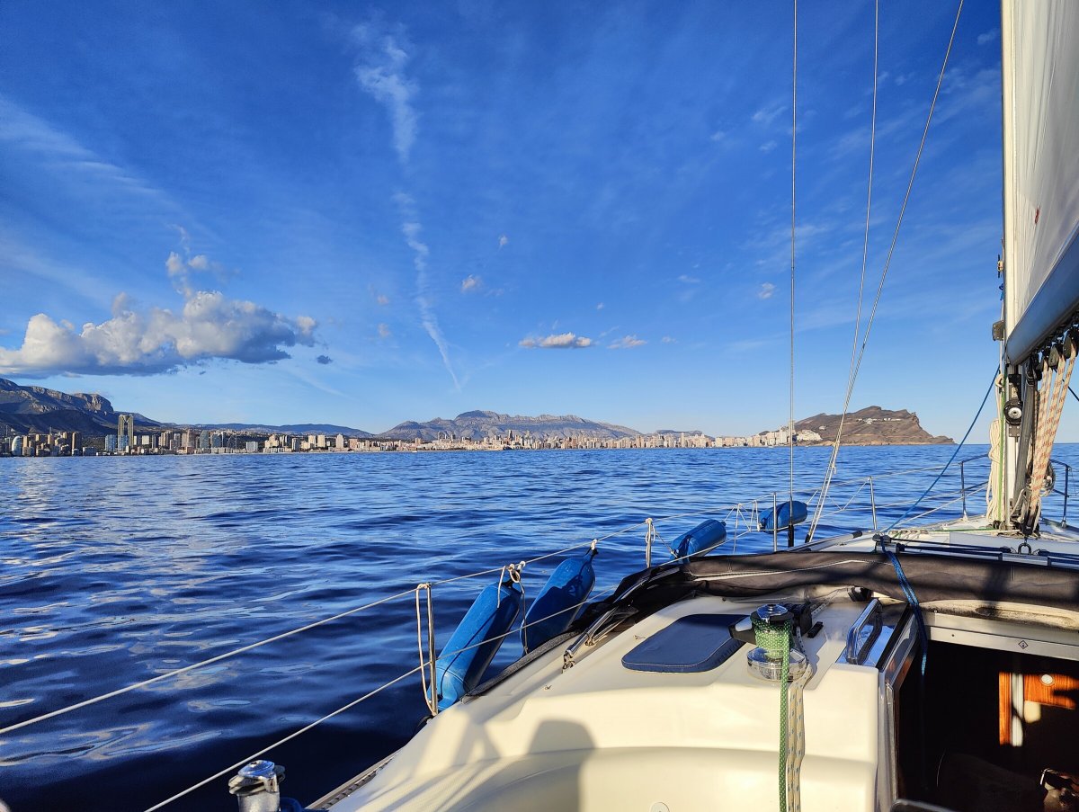 Sailing in Alicante: PER Practice and Navigation Courses
