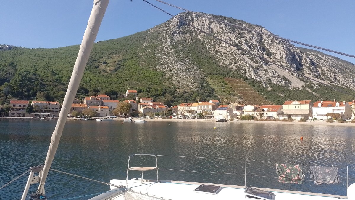 Lernen Sie in einem Katamaran in Kroatien segeln