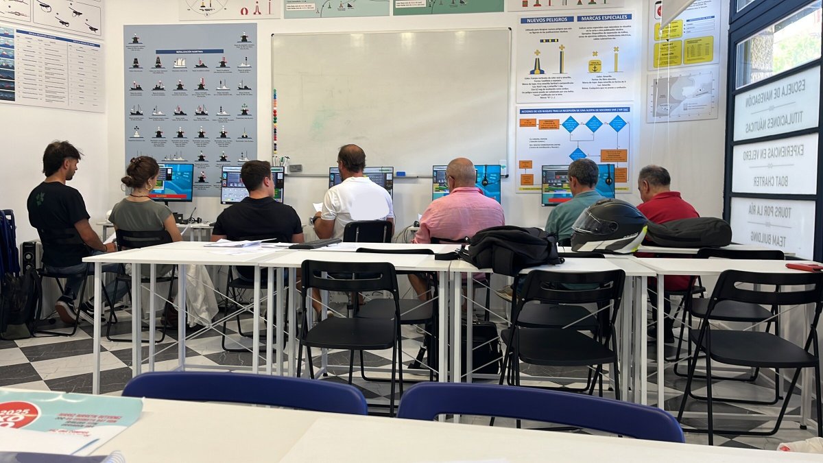 Squadra di istruttori durante la pratica ROCA su barca