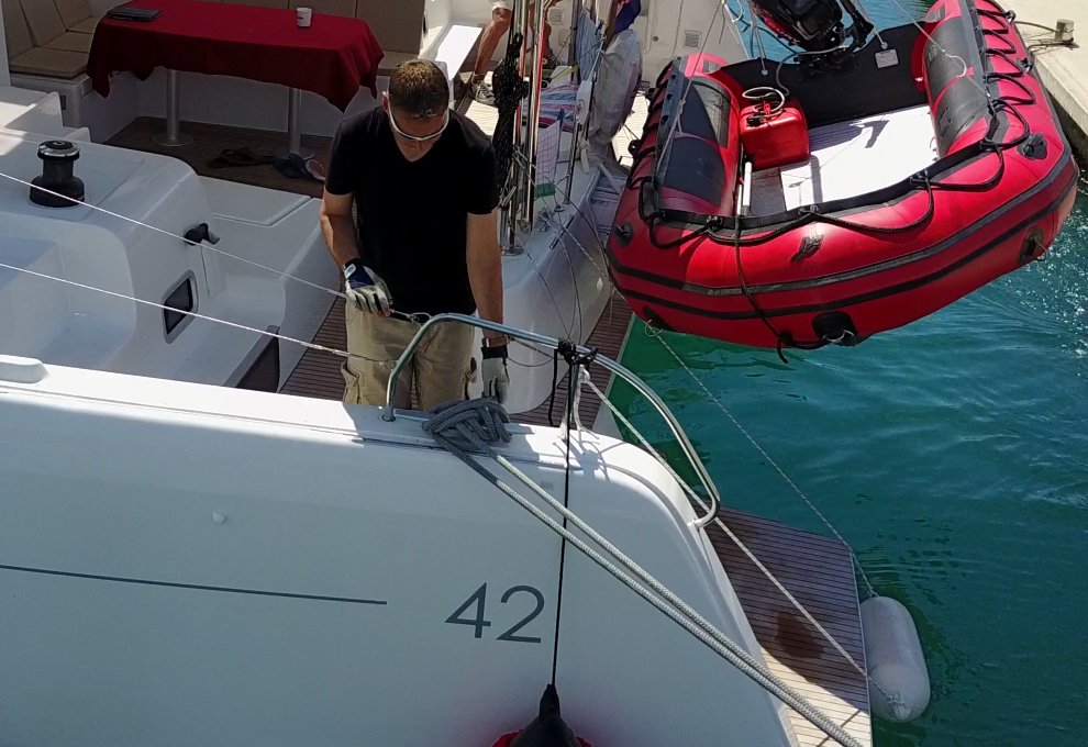 Volo in catamarano attraverso il mare aperto verso Maiorca
