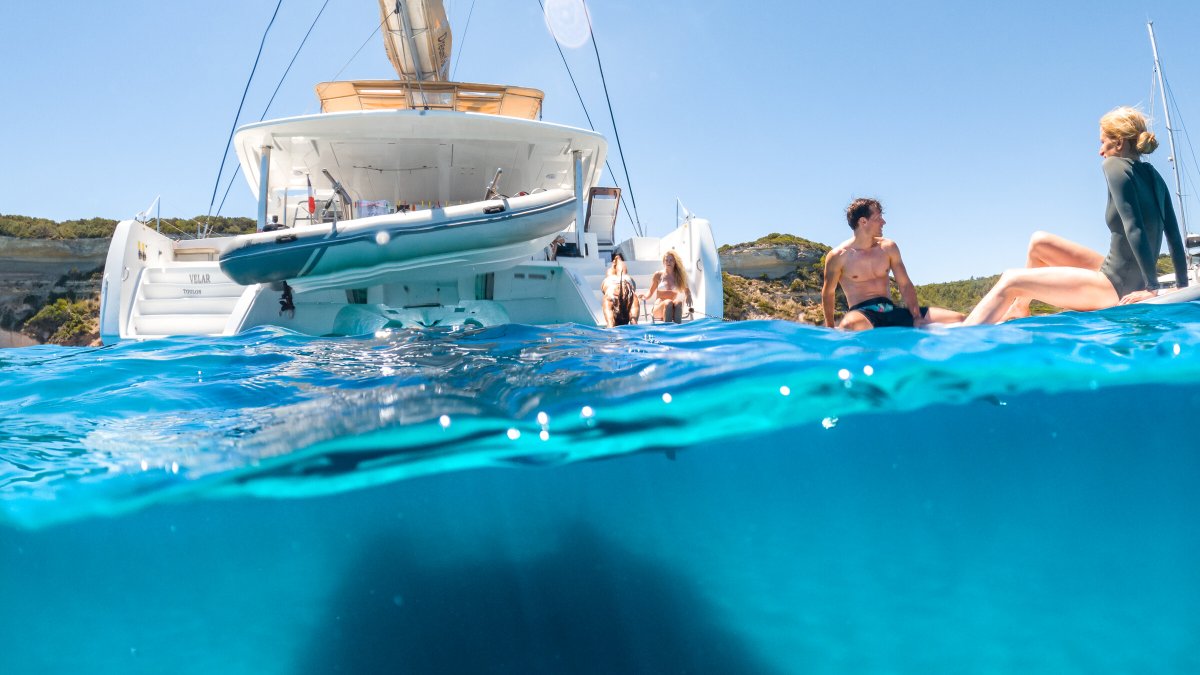 Viaggio di una settimana lungo la costa dell'isola di Capri in catamarano con tutto incluso