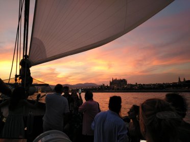Escursione al tramonto su una barca a vela storica con partenza da Palma di Maiorca.