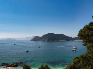Escapada en velero: Islas Cíes, concierto y pensión completa – 3 días