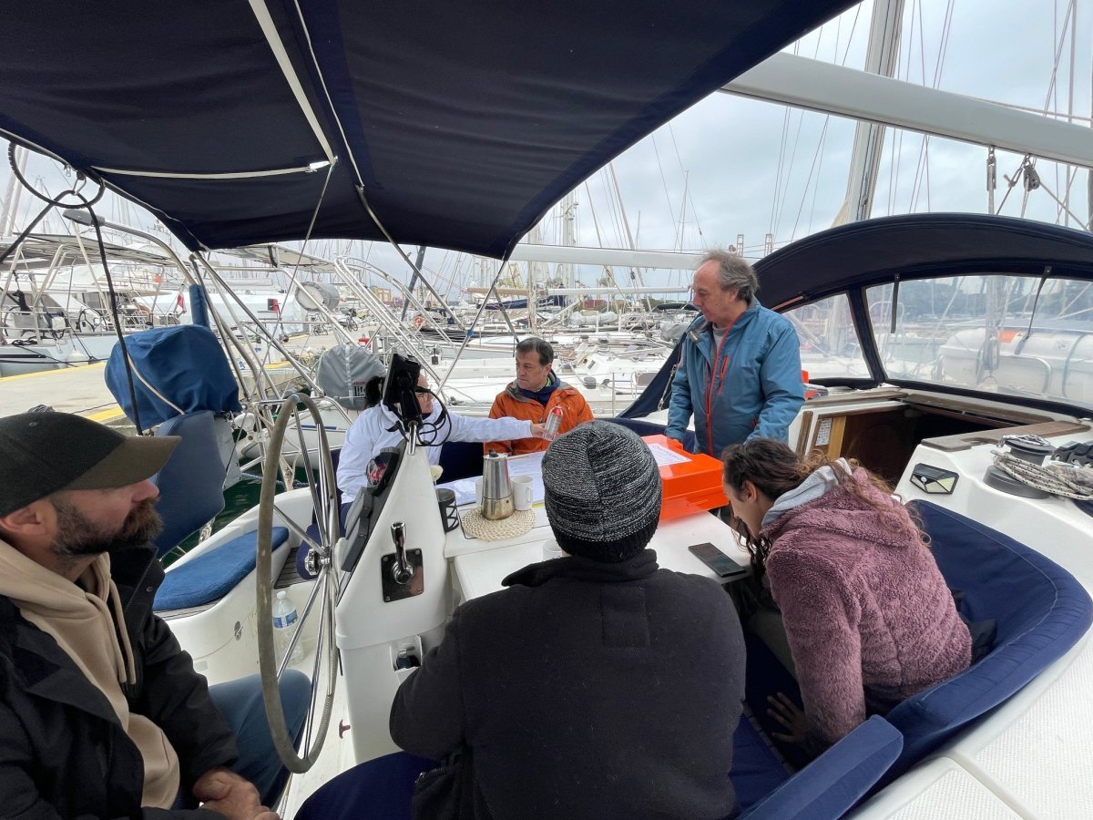 Corso completo di navigazione in barca a Valencia: radio, motore e vela.
