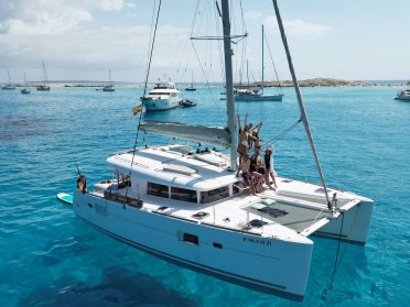 Sailing catamaran experience in Valencia