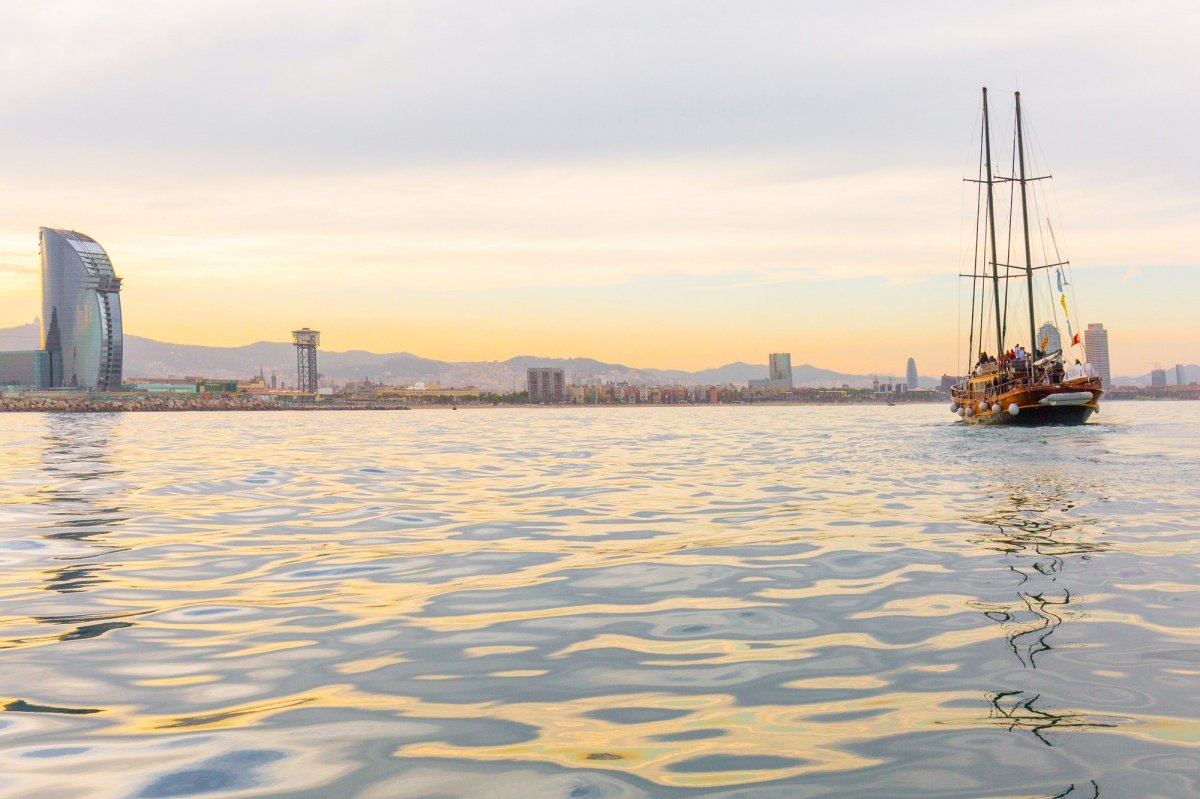 viajar en barco atardecer barcelona 
