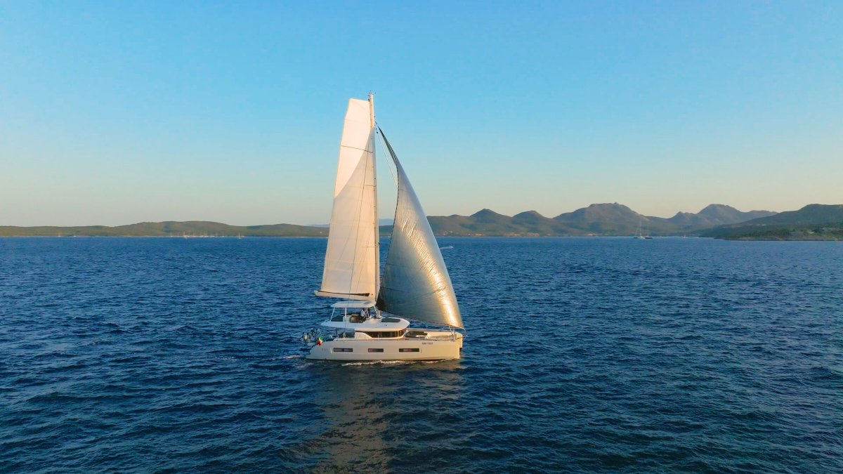 Lernen Sie Navigation auf einem Katamaran im schönen Maddalena-Park