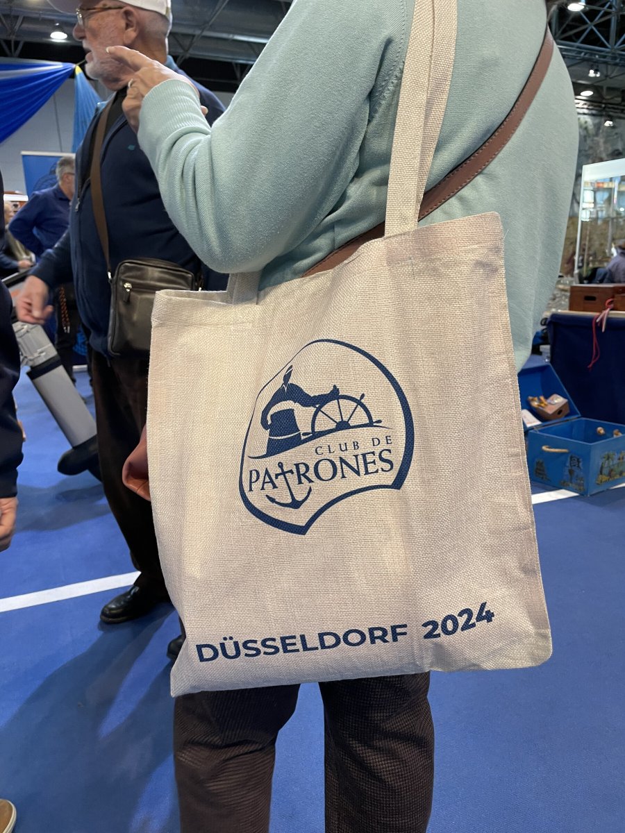 Gite in barca e esposizione di imbarcazioni al salone nautico di Düsseldorf.