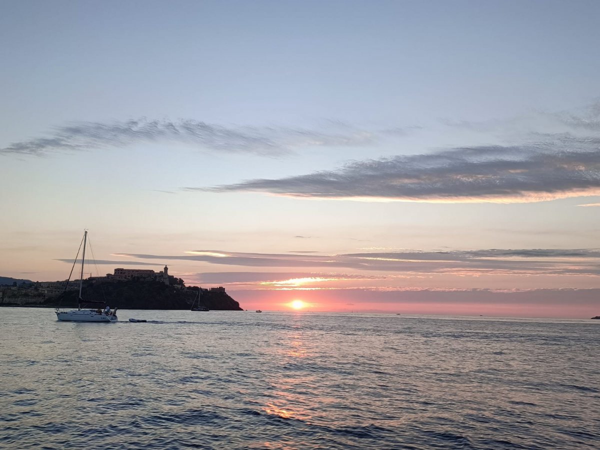 Segelboot im Meer mit Sonnenaufgang