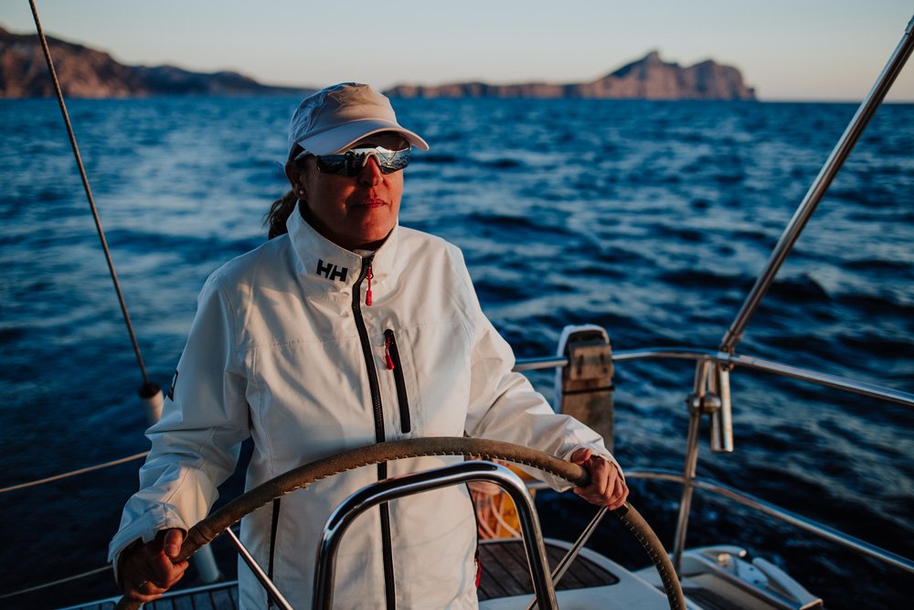 Barco velero en ruta hacia la hermosa Menorca.