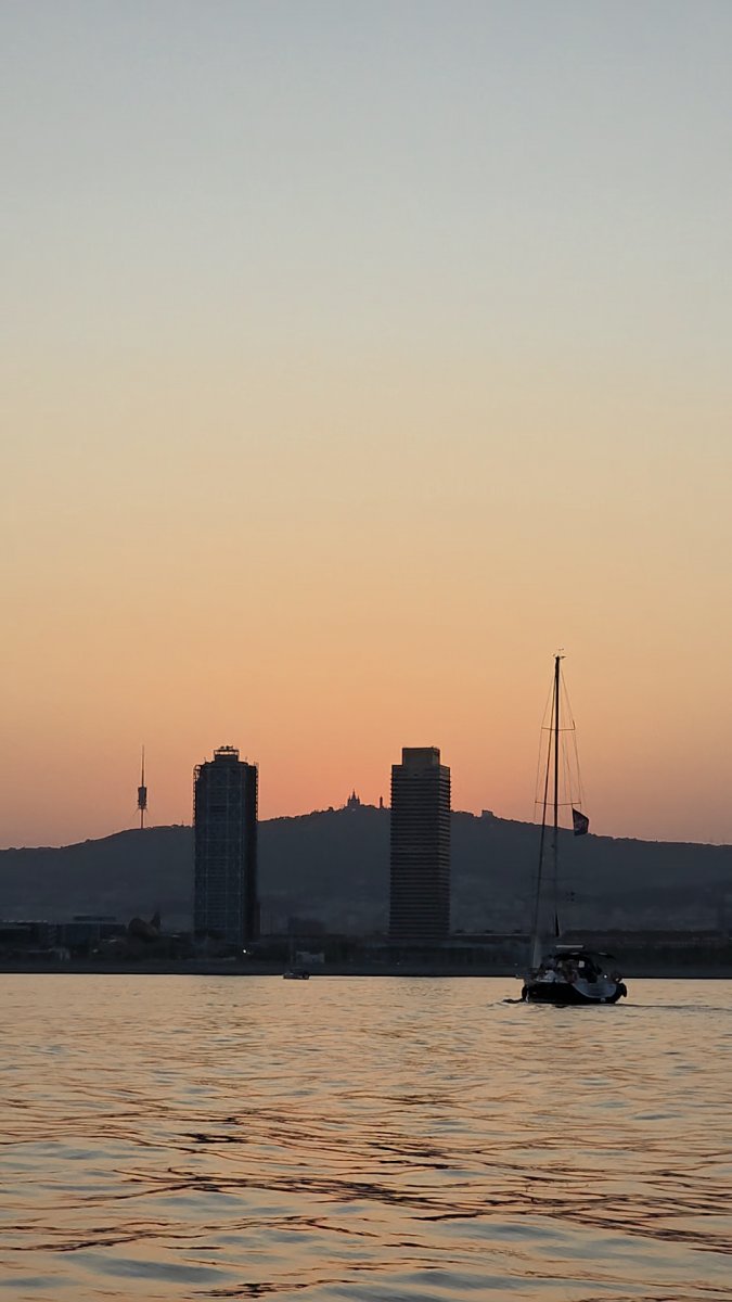 Barca che passa per la costa di Barcellona