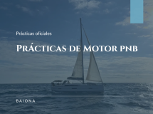 Barcos en movimiento durante prácticas de motor en Baiona