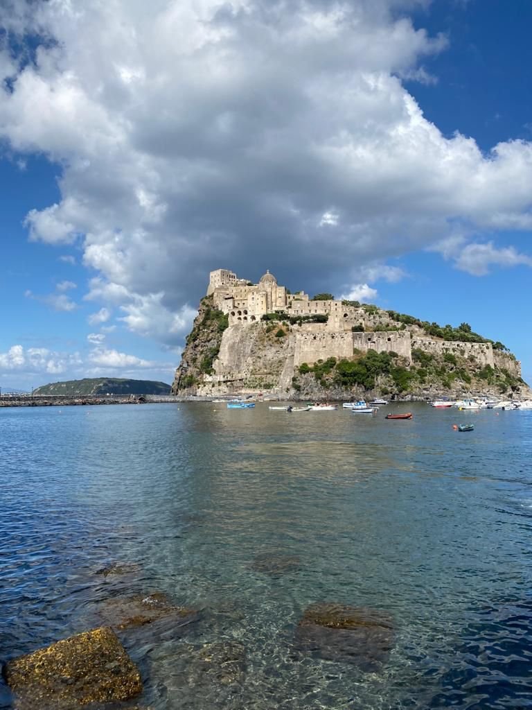 Barca a vela in mare con il sole che sorge