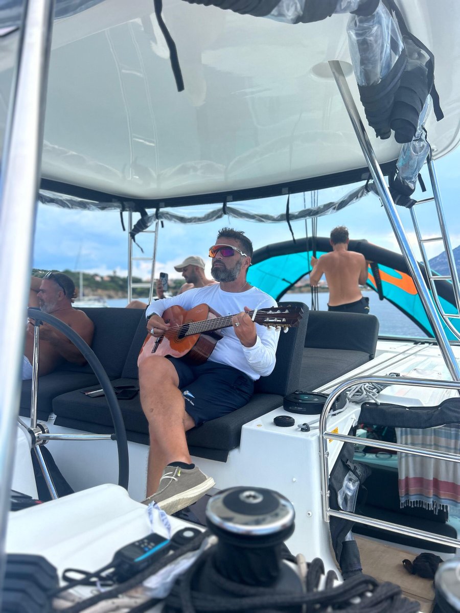 Viaggio in catamarano con vista panoramica della Sardegna
