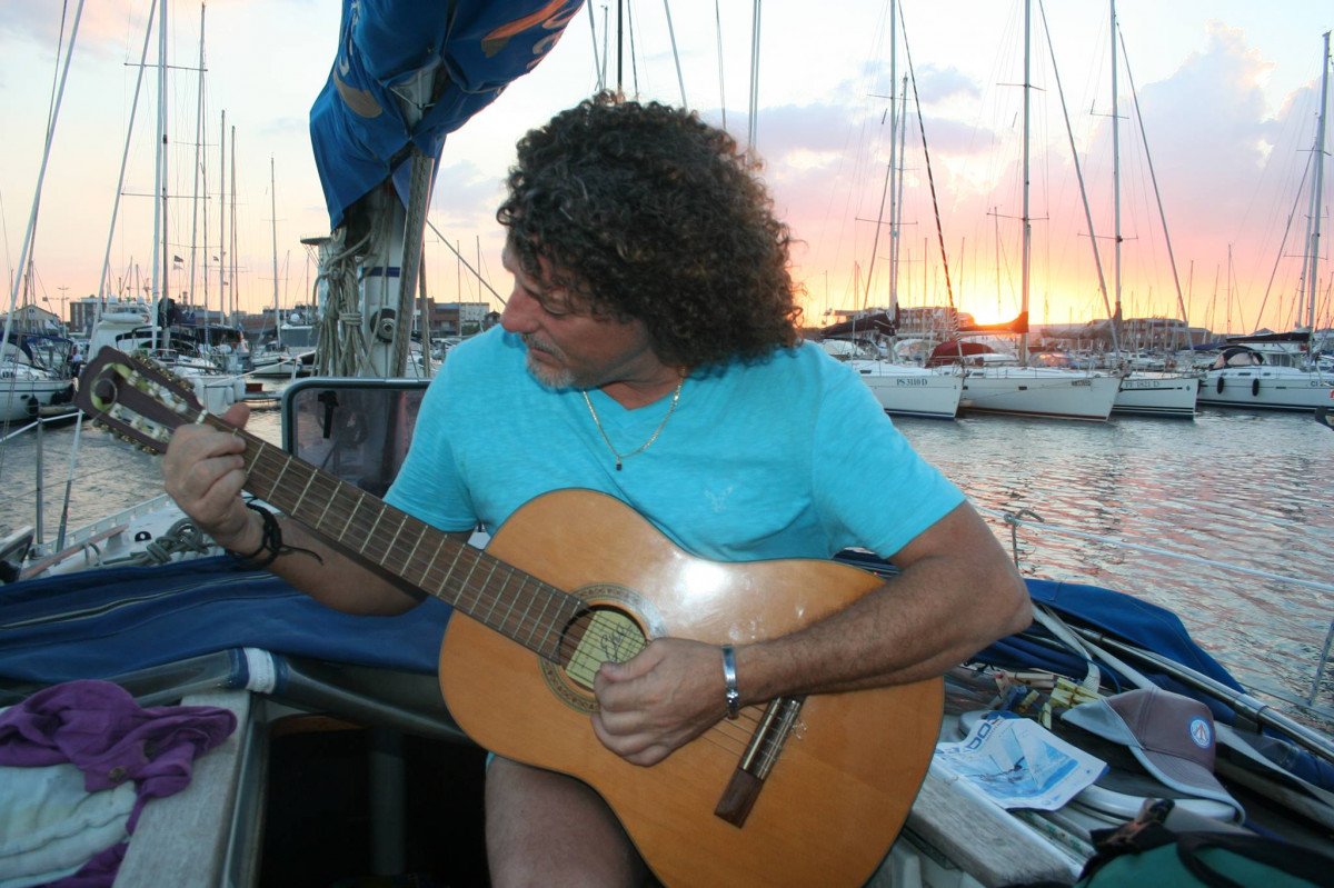 Desde la costa de Ibiza, en barco a vela