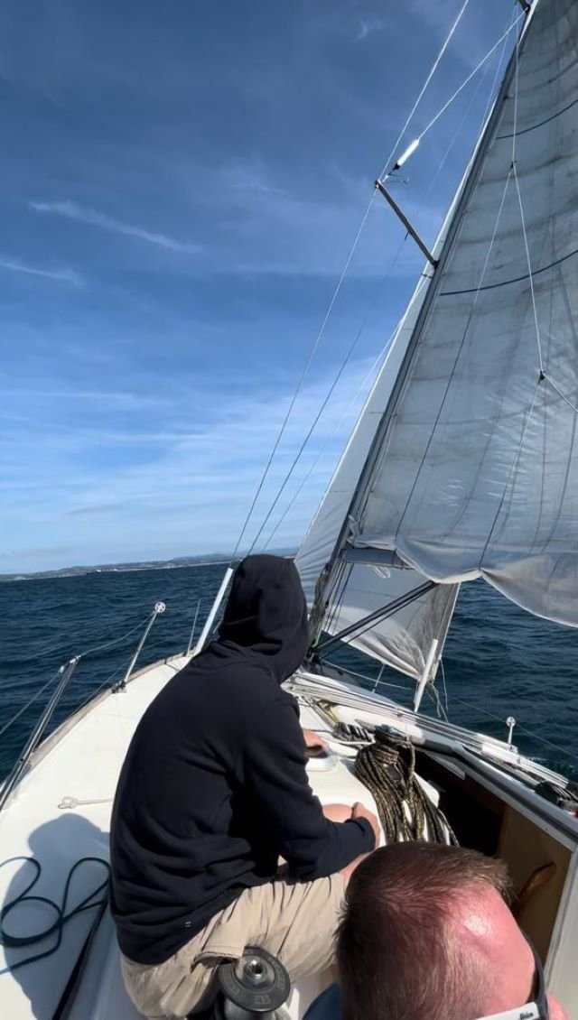 Viaje en velero con vista al Mile Building
