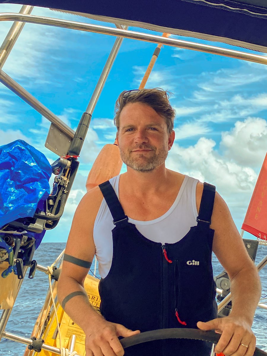 Boot, das auf den blauen Gewässern von St. Martin segelt