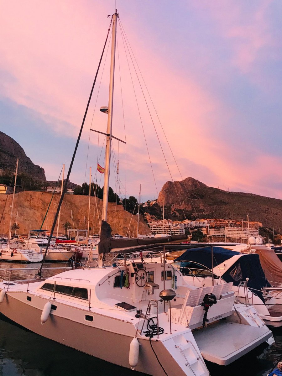 Navigando lungo la costa con catamarano ad Altea