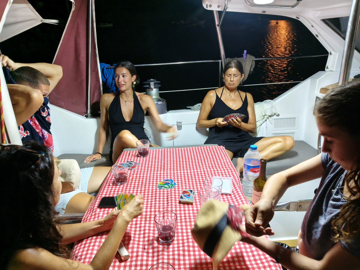 Segel und koche auf einem Segelboot in den Gewässern von Mallorca