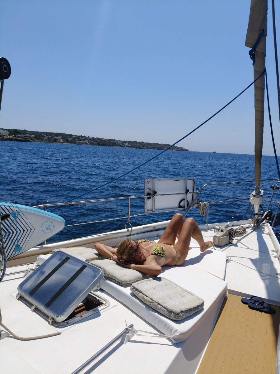 Escursione in barca a vela lungo la costa di Mallorca con servizio di cucina