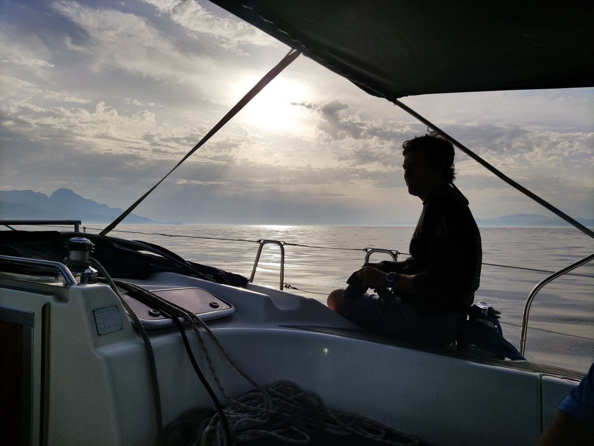 Barca alla deriva nel tramonto