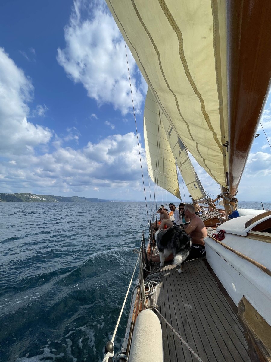 Una giornata in mare a bordo di uno yacht di lusso