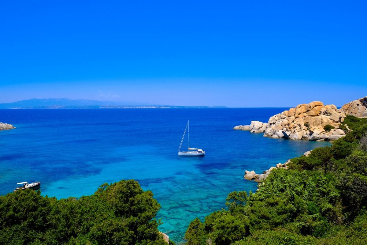 Besuch der weißen Sandstrände der Smaragdküste