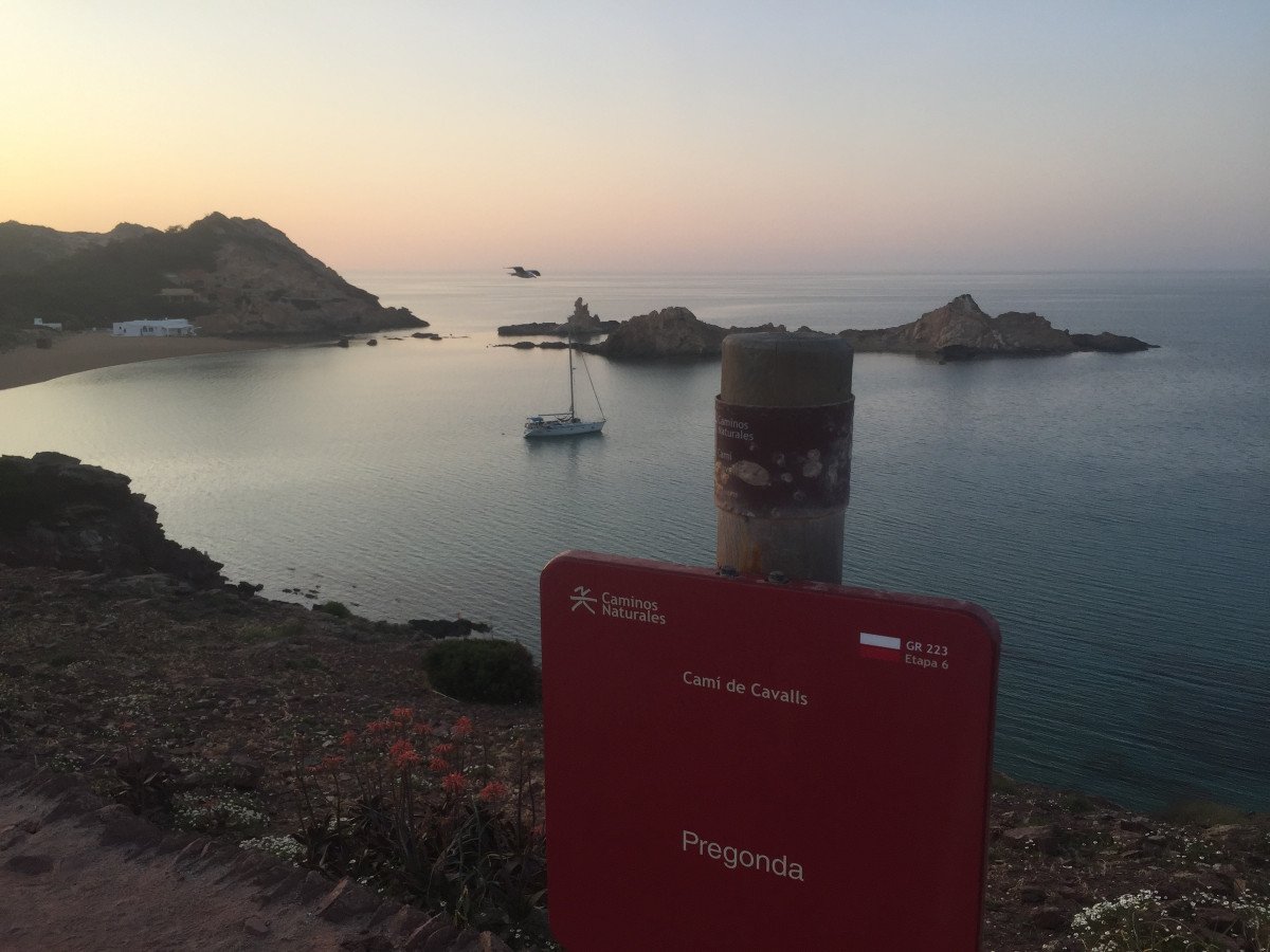 Explorar la costa de Menorca en velero