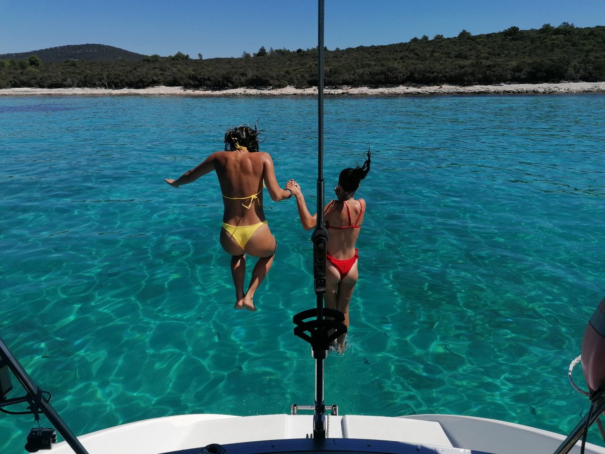 Sail on a cruise through the coves