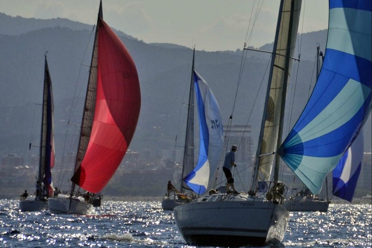 Navega por las aguas azules del Mediterráneo en un viaje en barco desde Barcelona
