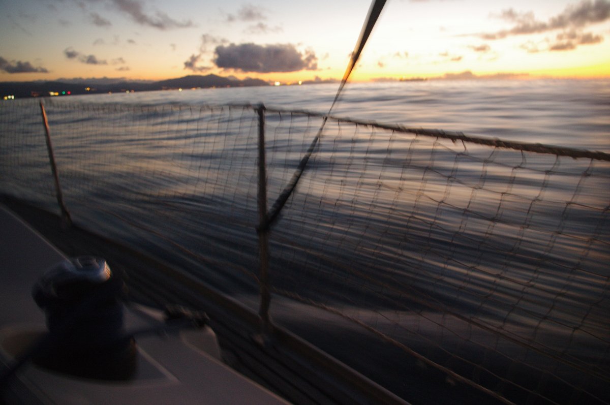 Velero navegando al atardecer