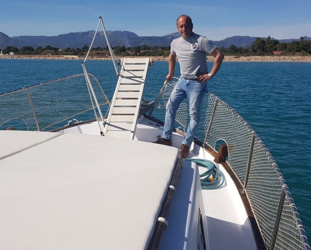 Segeln Sie entlang der Küste von Garraf auf einem traditionellen llaut