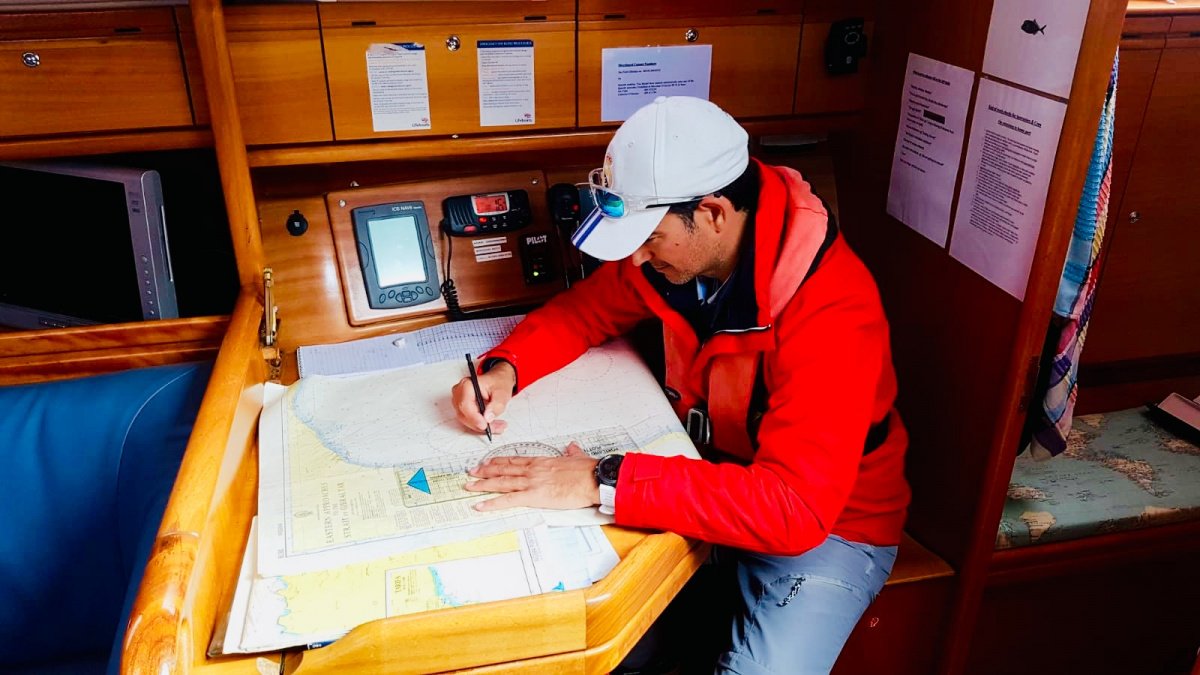 Viaje en barco de navegación RYA en la costa