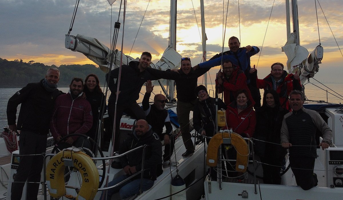 Barcos de navegación en el mar abierto