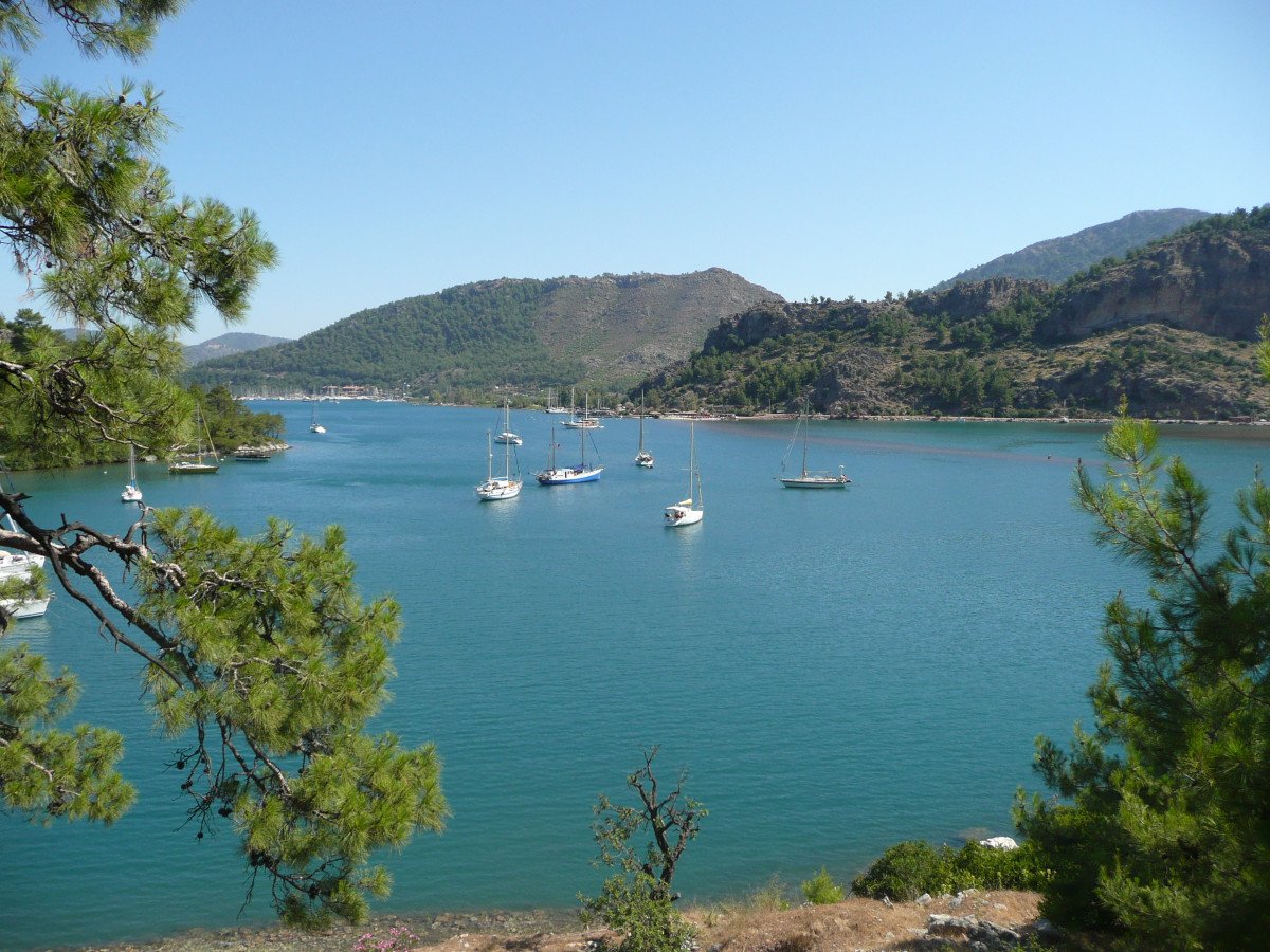 Learning to sail in a sailing course in Croatia