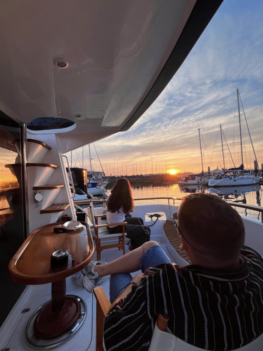 Eclipse solar en Gijón desde un barco clásico a motor
