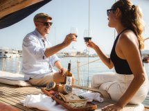 Excursión en velero de lujo con cata de vinos y quesos por Barcelona