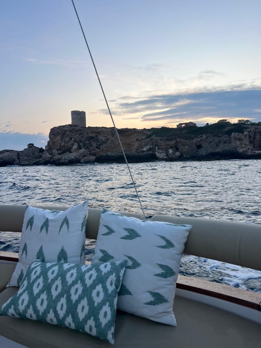 Viaje en barco a través del atardecer desde Puerto Portals en llaüt eléctrico