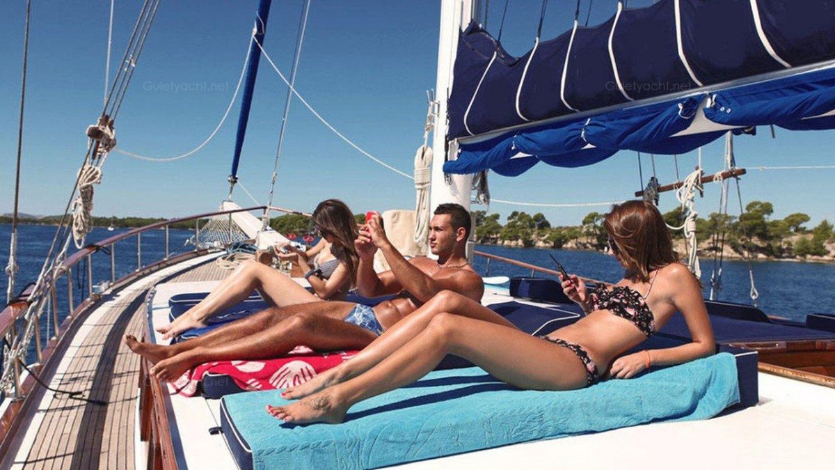 Rilassati in una cabina di yacht per le isole Dodecannesi