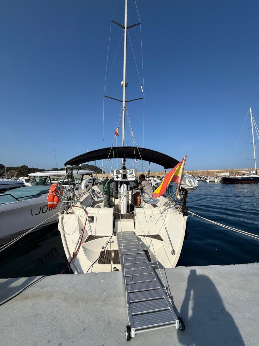 Learn how to sail with our sailing courses