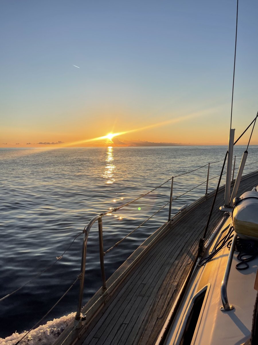Abenteuer auf dem Boot: Überquerung des Tyrrhenischen Meeres von Sardinien nach Sizilien