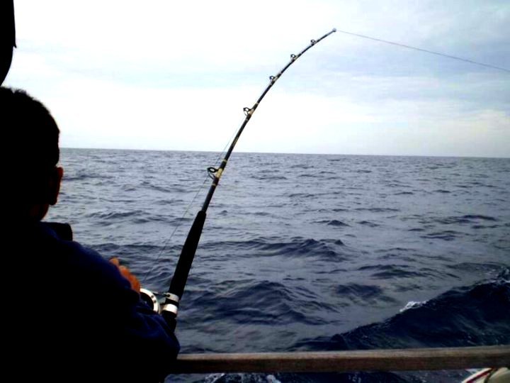 Rilassati in mare e guarda le stelle di notte