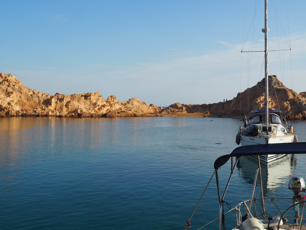 Lerne Segeln auf einem Segelboot in Menorca