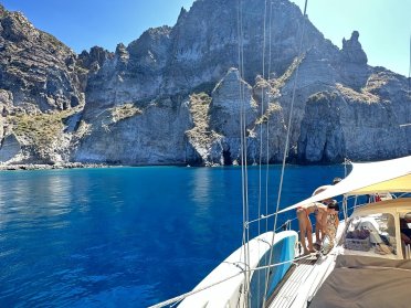Mit dem Segelboot zu den Äolischen Inseln: der Charme des blauen Meeres