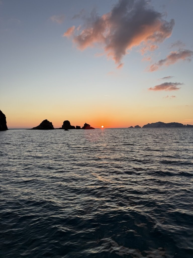 Navega por el azul mar de Ponza y Palmarola