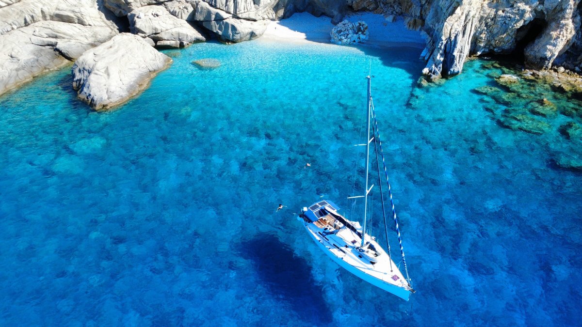 Von Santorini nach Milos: Die schönsten Kykladen mit Segelboot, Skipper und Küche