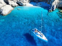 Von Santorini nach Milos: Die schönsten Kykladen mit Segelboot, Skipper und Küche